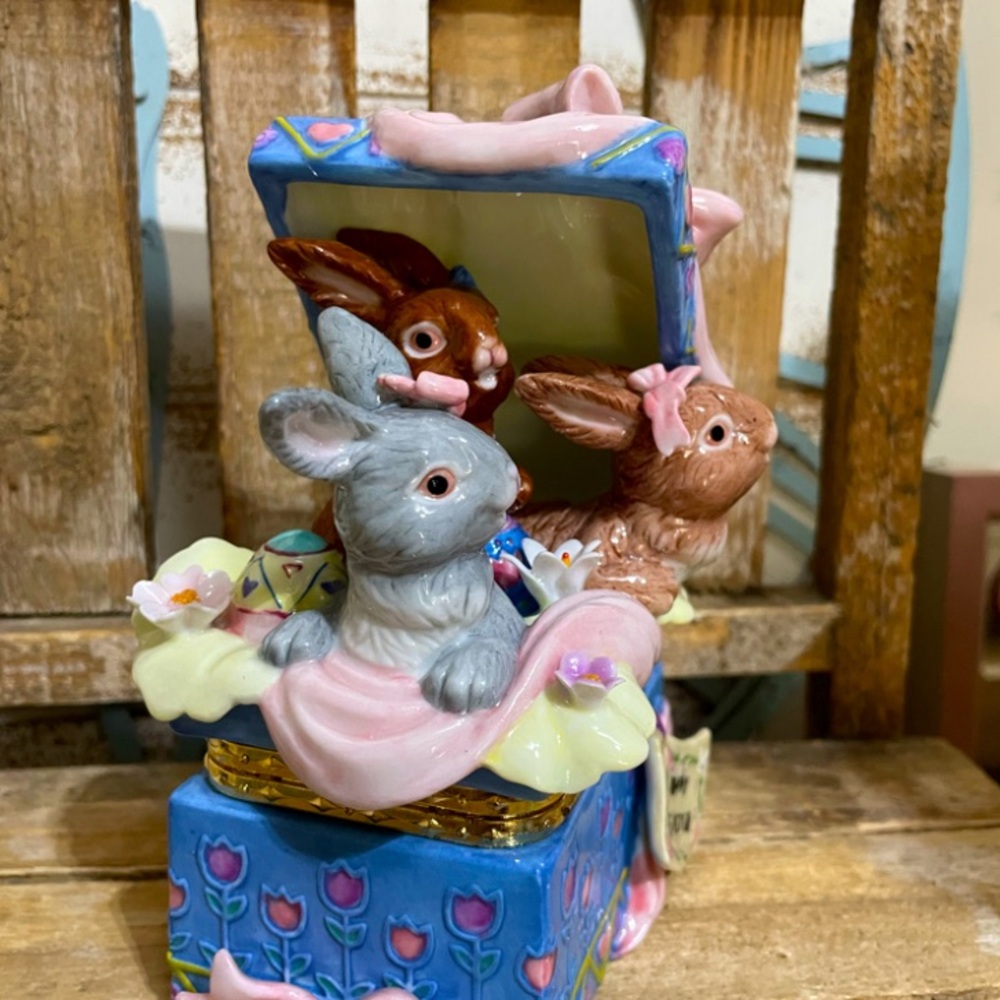 CWC PORCELAIN DECORATIVE EASTER TRINKET BOX NIB! - Picture 2 of 5